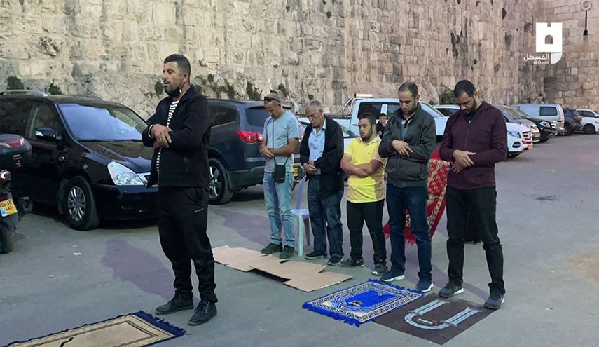 الفلسطينيون يؤدون صلاة المغرب قرب مقبرة اليوسفية