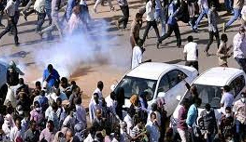 آغاز تظاهرات سودانی ها علیه کودتاگران/ کشته شدن 2 نفر در تظاهرات به ضرب گلوله