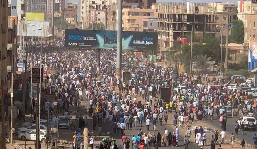 مئات الآلاف يتظاهرون في الخرطوم للمطالبة بعودة الحكومة المدنية