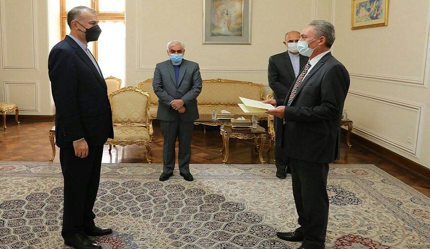بالصور.. وزير الخارجية الإيرانية يودع سفراء ويستقبل آخرين جدد
