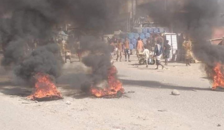  احتجاجات غاضبة بمدينة العند اليمنية تنديداً بإرتفاع الأسعار