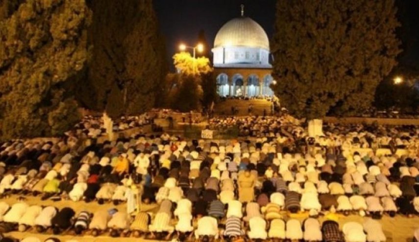 فلسطينيون يؤدون صلاة الفجر في المسجد الاقصى والحرم الابراهيمي رغم اجراءات الاحتلال