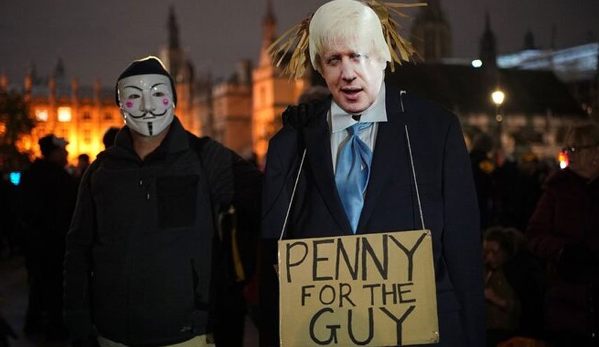 معترضان در لندن تصویر نخست وزیر را به آتش کشیدند