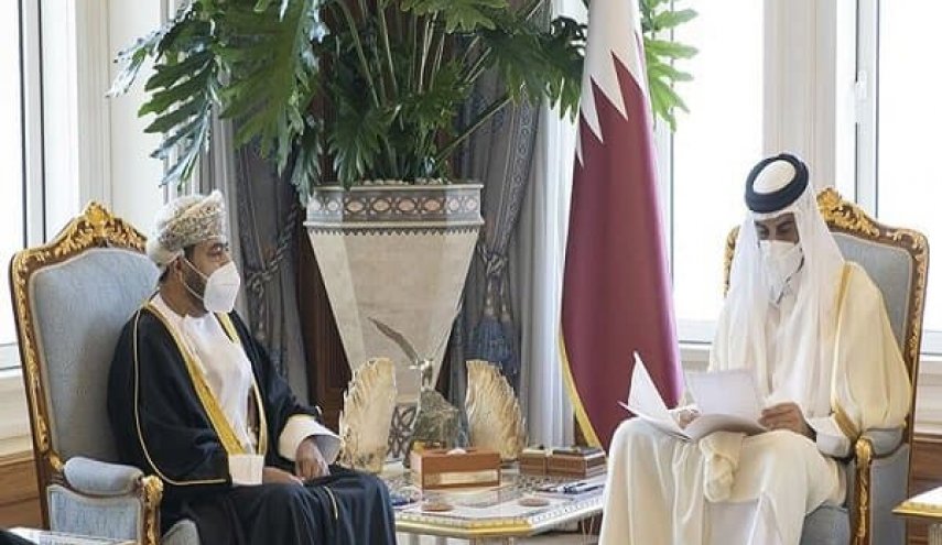 سلطان عمان فرستاده خود را با یک پیام مکتوب نزد شیخ تمیم فرستاد