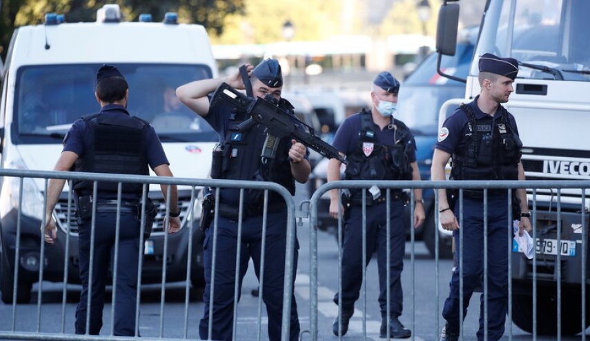 اتهام جزائري بتنفيذ هجوم بسكين على شرطي فرنسي
