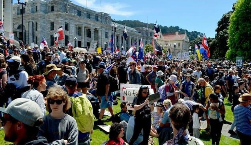 حضور هزاران معترض به محدودیت‌های کرونایی در برابر پارلمان نیوزیلند