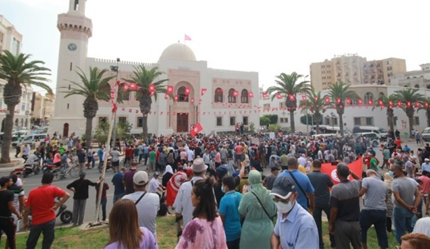 معترضان تونسی مرکز گارد ملی در شهر عقارب را آتش زدند
