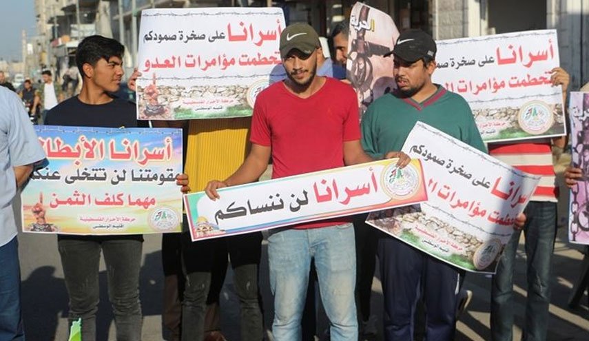 وقفة تضامنية مع الأسرى المضربين وسط قطاع غزة