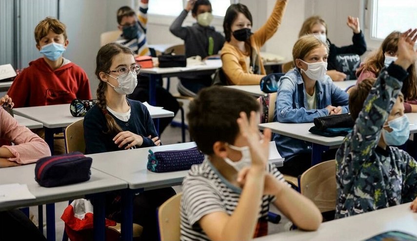 فرنسا تعيد الالتزام بالكمامات في المدارس الابتدائية 