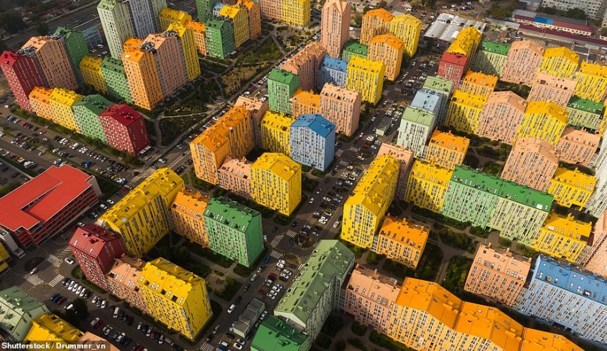 مدينة متعددة الألوان في أوكرانيا تظهر وكأنها لعبة ليغو 