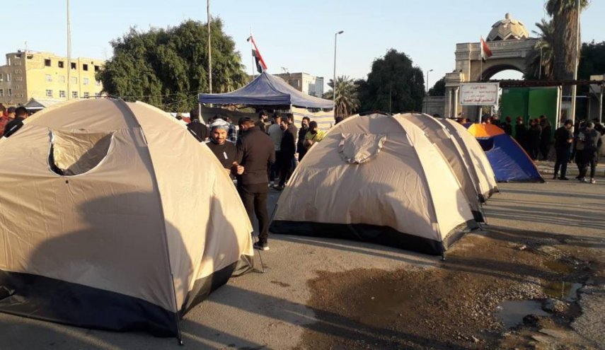المحتجون العراقيون ينصبون خيم الاعتصام امام مدخل الخضراء 