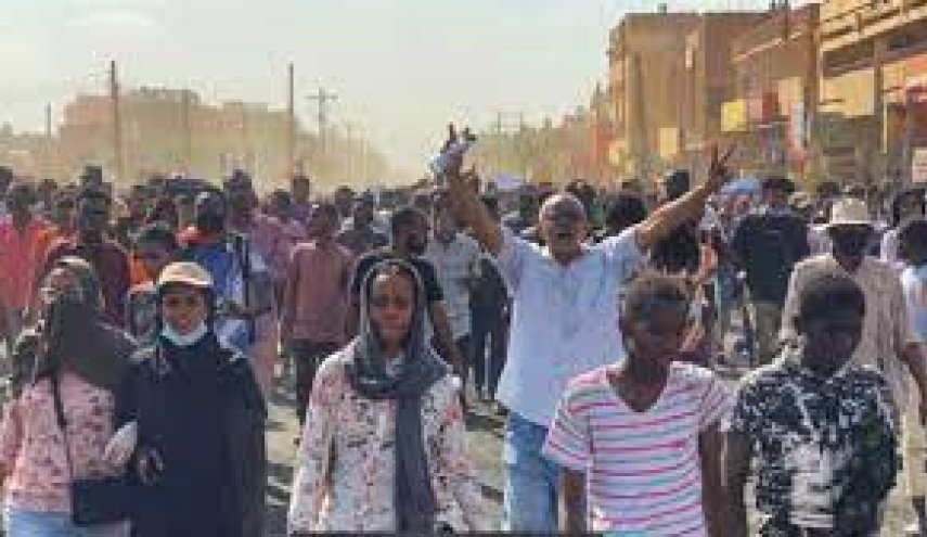 تظاهرات مليونية في العاصمة السودانية وسقوط أول قتيل