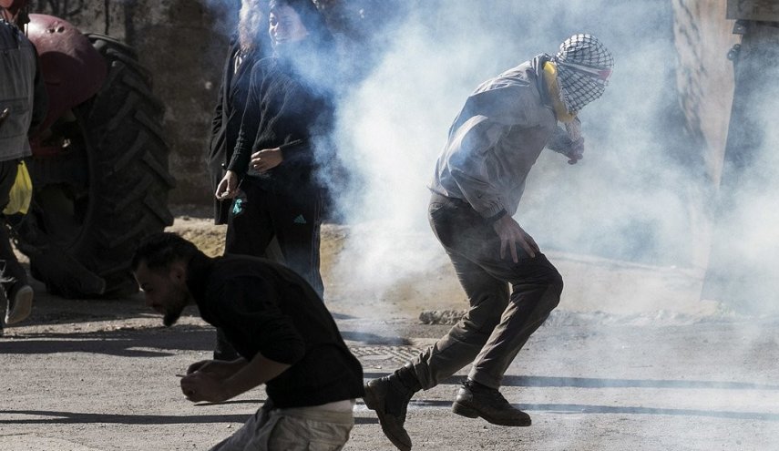إصابة عشرات الفلسطينيين بحالات اختناق في مواجهات مع قوات الاحتلال