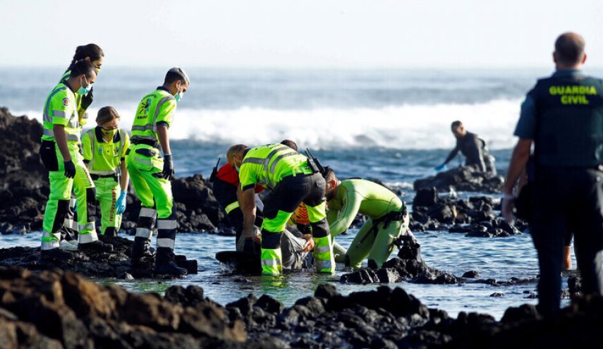 العثور على جثث مهاجرين في مركب قرب جزر الكناري الإسبانية