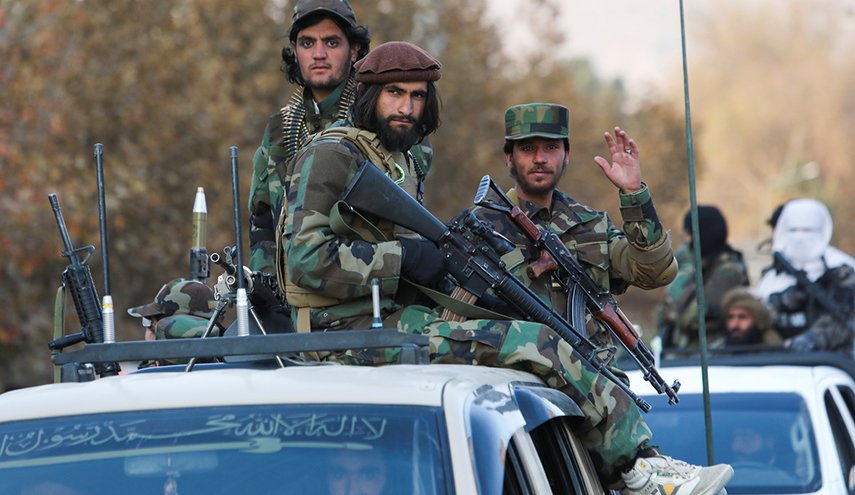 'طالبان' تجري عرضا عسكريا بأسلحة أمريكية وتحولها إلى 'جيش نظامي'