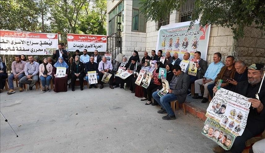فلسطينيون يطالبون بالضغط على الاحتلال الإسرائيلی للإفراج عن أسرى مضربين