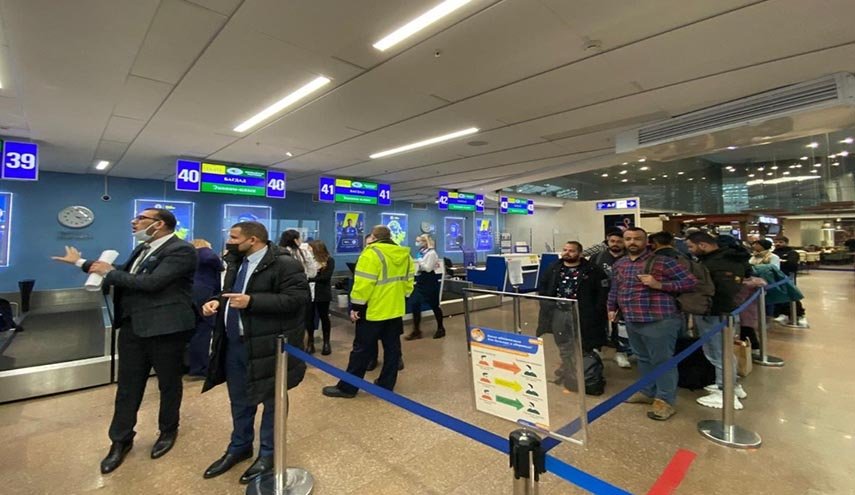 بالصور.. مهاجرون عراقيون في مطار مينسك يستعدون للعودة