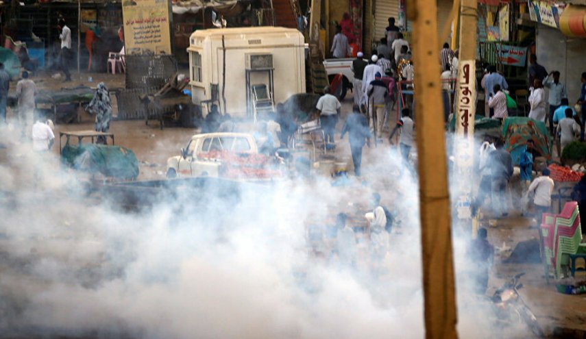 قوات الأمن السودانية تطلق قنابل الغاز المسيل للدموع على المحتجين