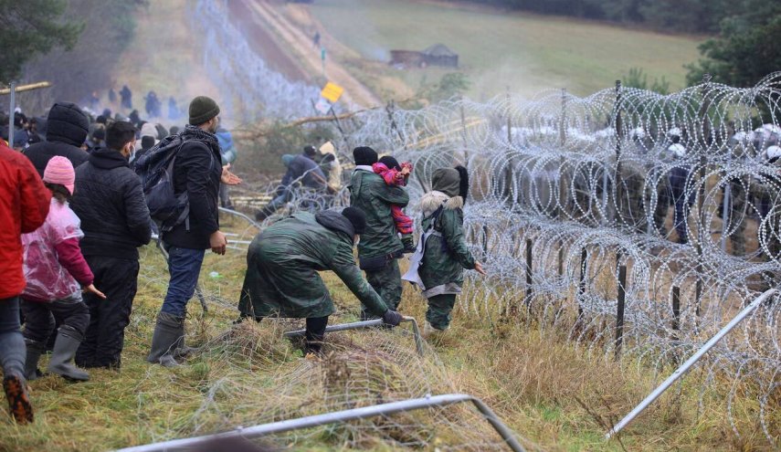 بولندا تعتقل عشرات المهاجرين العالقين على حدودها مع بيلاروسيا