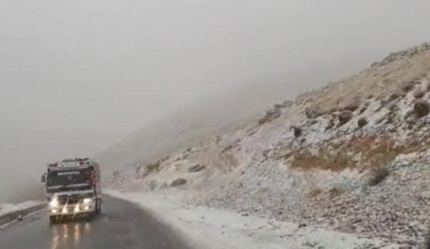 لبنان.. الثلوج تغطي بعض قمم الجبال للمرة الأولى هذا العام