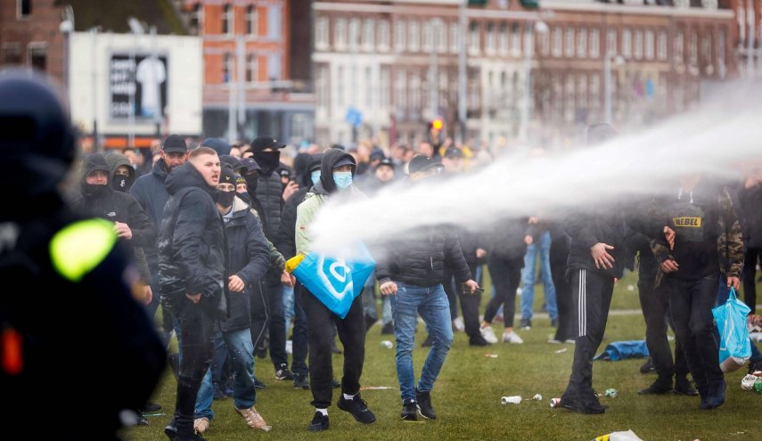 هولندا.. إصابات بمواجهات عنيفة بين الشرطة والمحتجين على قيود كورونا
