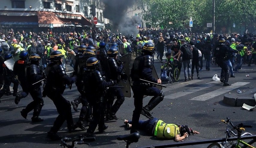 فرنسا..اشتباكات بين الشرطة و حركة السترات الصفراء في باريس
