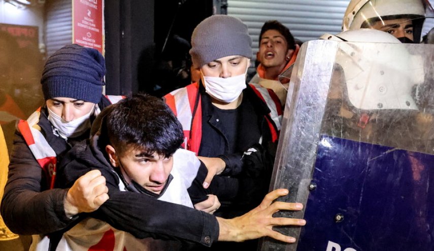 الشرطة التركية تفرق مظاهرة احتجاج على ارتفاع تكاليف المعيشة
