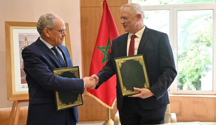 وزير الحرب الإسرائيلي يغادر المغرب بعد توقيع اتفاق تعاون أمني