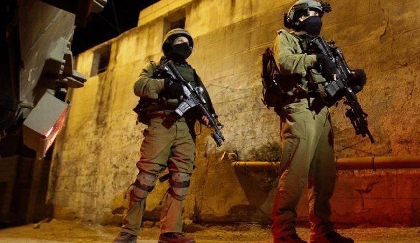 اعتقال مواطن ومداهمة عدة منازل في بيت لحم بالضفة المحتلة