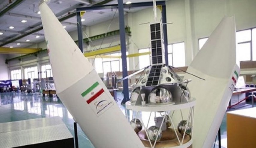 الرئيس الايراني يزور معرض أحدث منجزات صناعة الفضاء