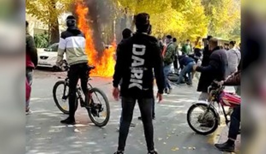 آتش زدن موتور پلیس و تخریب آمبولانس توسط معترضین در اصفهان + فیلم