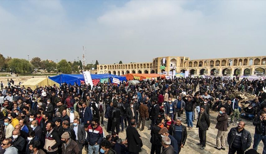 تجمع تعدادی از مردم اصفهان در بستر زاینده رود