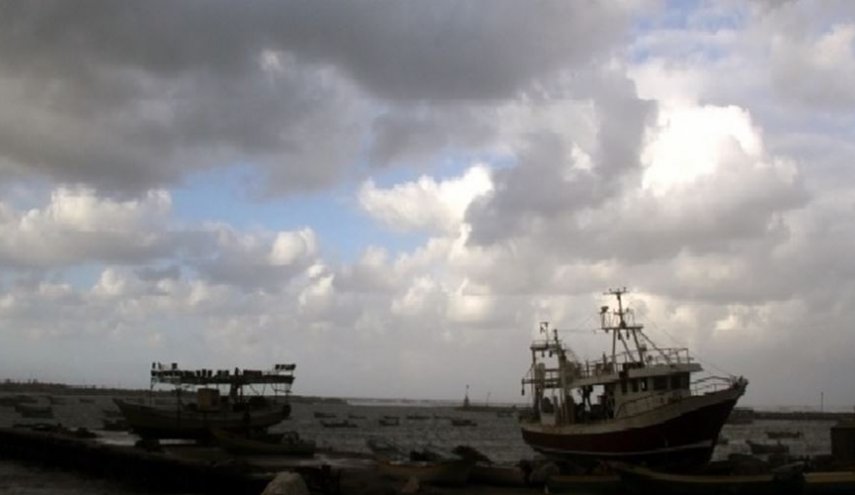 بحرية الاحتلال تسلب قاربًا فلسطينيا من بحر رفح وعلى متنه 5 صيادين