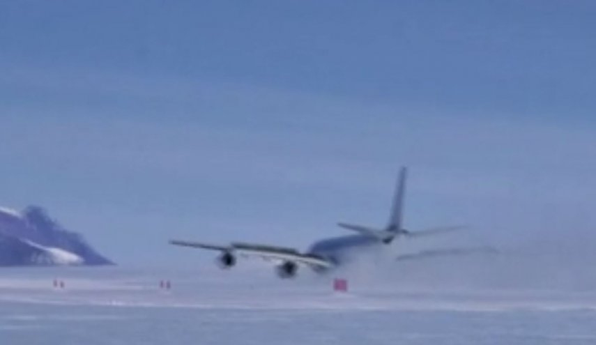 فرود هواپیمای ایرباس روی یخ های قطبی + فیلم