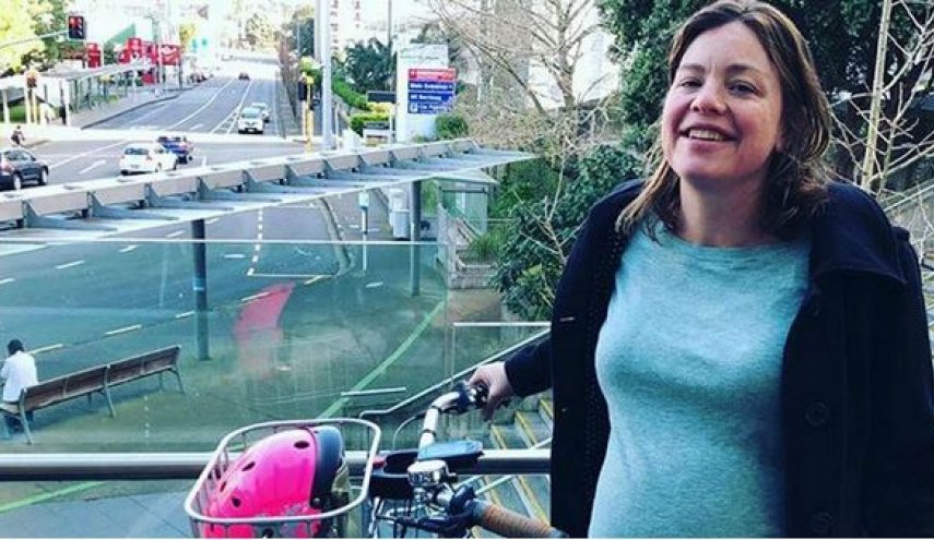 بالصور.. للمرة الثانية سياسية نيوزيلندية تتوجه للمستشفى بدراجة لولادة طفلها