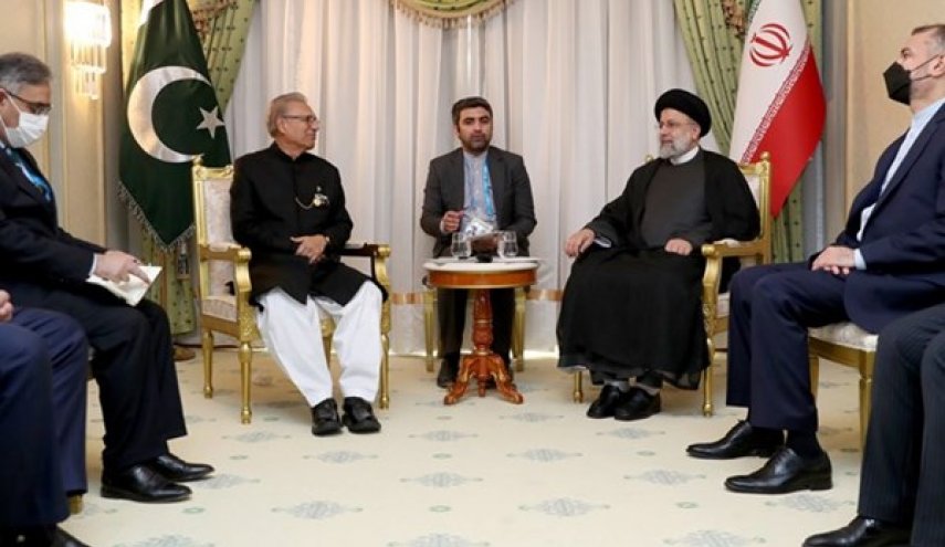 الرئيسان الايراني والباكستاني يتباحثان حول توطيد العلاقات

