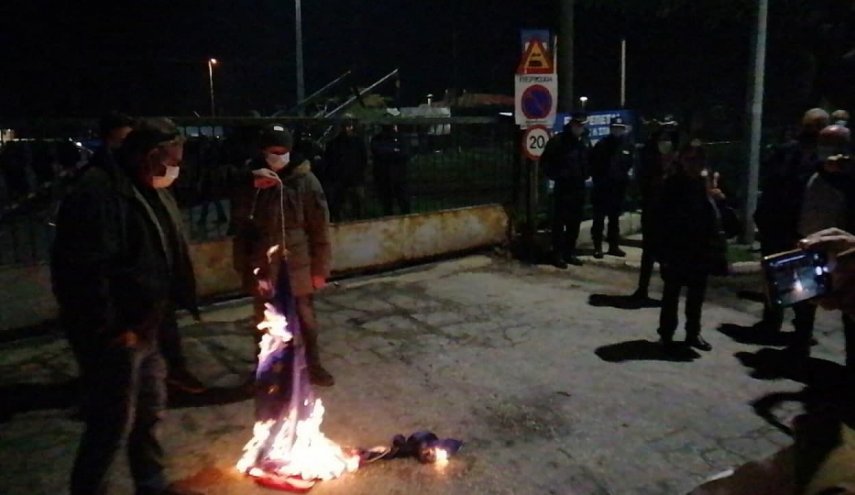 آتش‌زدن پرچم‌های آمریکا و ناتو از سوی شهروندان یونان