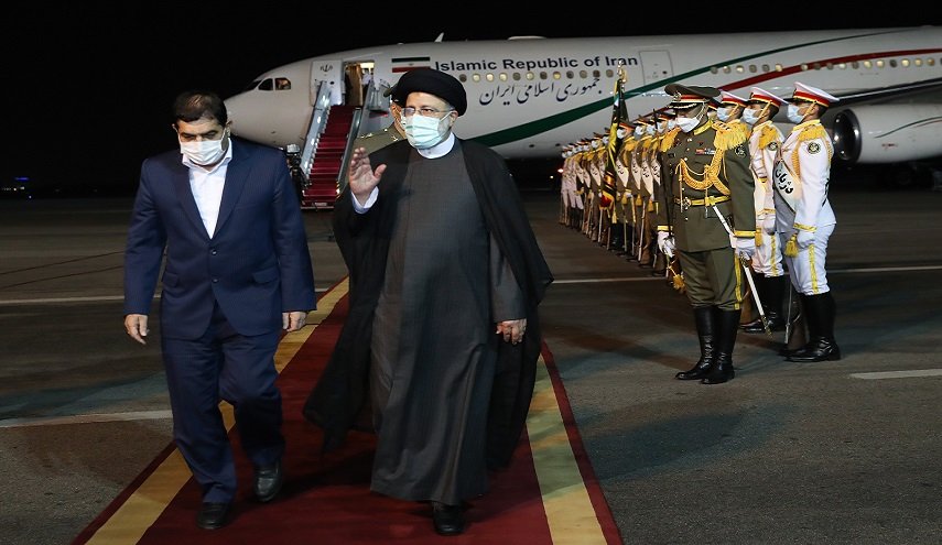 الرئيس الإيراني: بحثنا تعزيز العلاقات مع القادة في قمة منظمة إيكو 