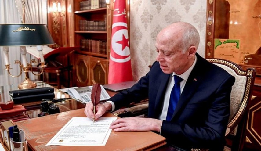 الرئيس التونسي يُثير جدلاً واسعًا بعد اجراء مفاجئ قام به! 