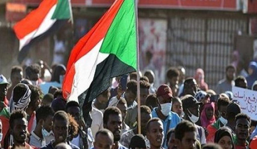 عشرات الآلاف في السودان يحتجون على حكم العسكري