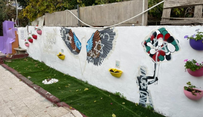 مستوطنون يمحون جداريات فلسطينية في الشيخ جراح