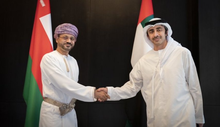 لقاء يجمع بين وزيري خارجيتي الإمارات وعُمان في أبوظبي