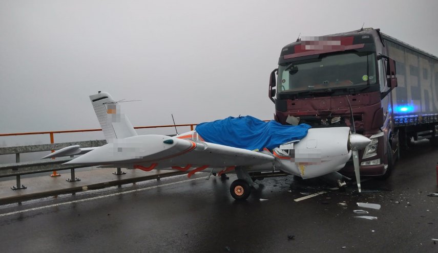 إنقاذ طيار مسن ألماني بعد اصطدام طائرته بشاحنة ضخمة!