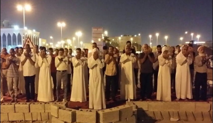 بحرينيون يؤدون الصلاة في مسجد هدمه نظام آل خليفة