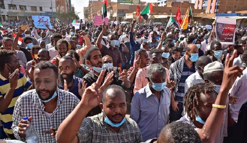 السودان.. الآلاف يتظاهرون للمطالبة بالحكم المدني
