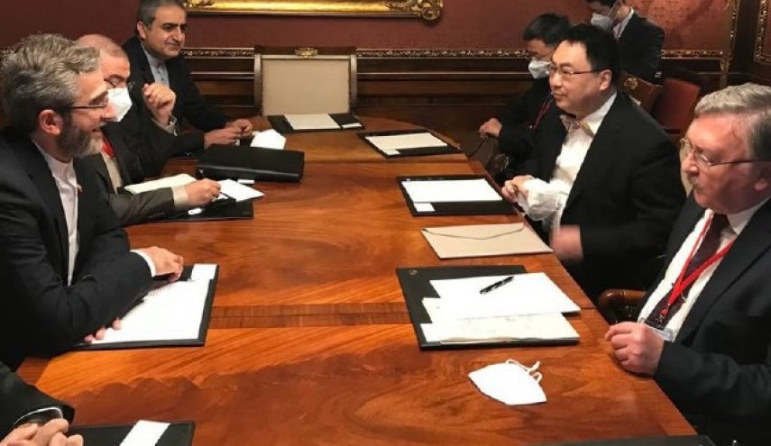 لقاء بين باقري كني ورئيسي الوفدين الصيني والروسي عشية محادثات فيينا