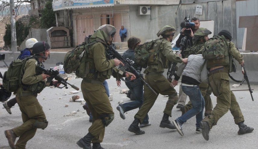 الإحتلال يعتقل فلسطينيين في الضفة الغربية