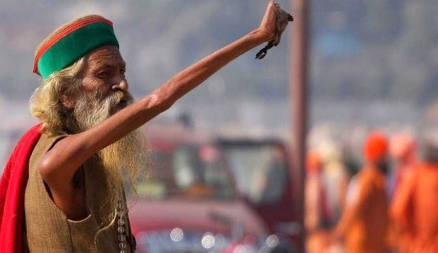 لسبب غريب .. هندي يرفع يده طيلة 45 عاماً دون أن ينزلها!