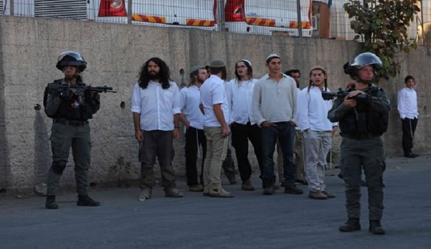 مستوطنون يحطمون مركبات فلسطينية في القدس