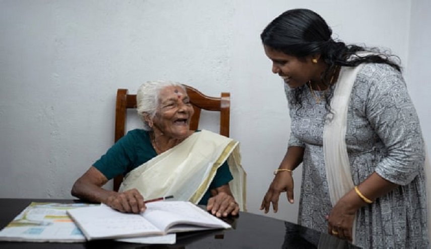 امرأة هندية تحقق حلمها بتعلم القراءة في عمر الـ104!
